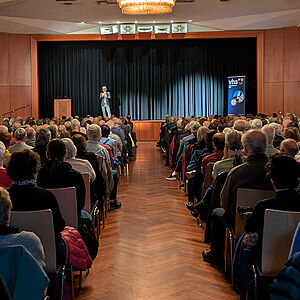 Prof. Masala in der vollbesetzten Aula Calw. 