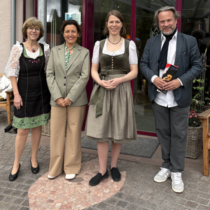 Gudrun Berlin (1. von links) und Elisabeth Röber-Berlin (3. von links) vom Hotel Kronelamm, Sonia Labeyrie (2. von links) und Clemens Schmidlin von der vhs Calw e.V., Foto: Vanessa Droll