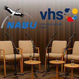 Eine mithilfe KI (Microsoft Copilot) erstellte Anmutung des Settings für eine Podiumsdiskussion mit den Logos des NABU und der vhs Calw. 