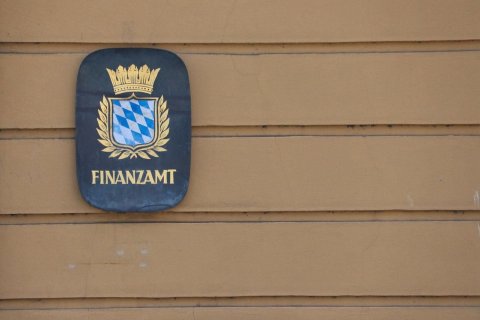 Das Bild zeigt ein Wappen eines Finanzamts.