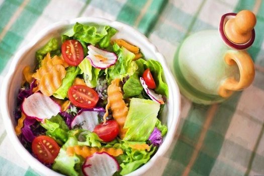 Das Bild zeigt einen sommerlich frischen Salat 