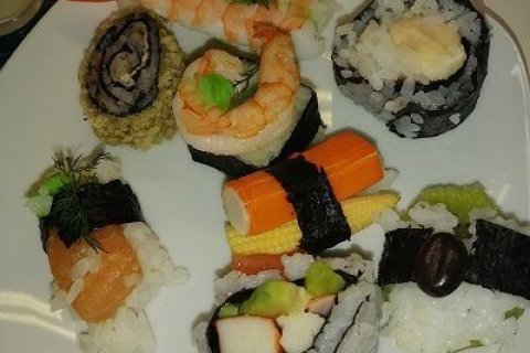 Ein Teller mit Sushi-Variationen