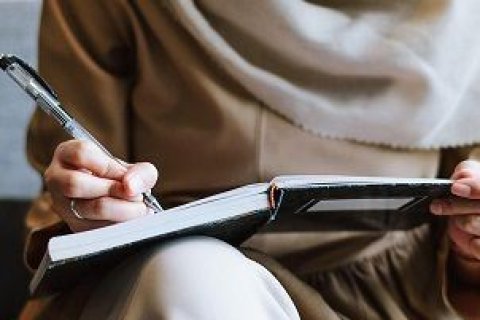 Foto von schreibender Frau