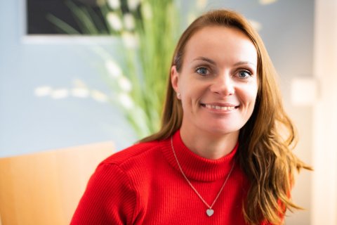 Das Bild zeigt die Dozentin.