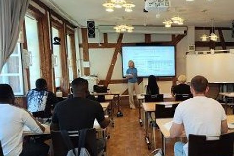 Bild von Klasse mit Lehrerin