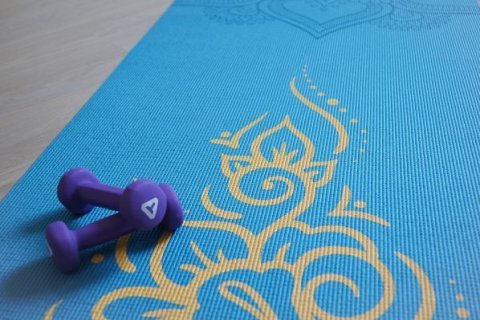 Yogamatte und kleine Hanteln