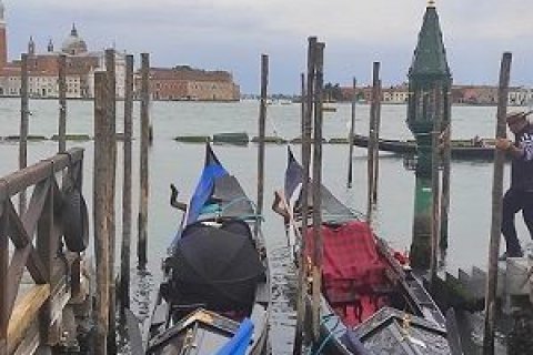 Foto Bootsanleger mit Blick auf Venedig