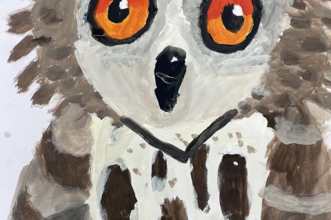 Eine Eule in braun-grau-schwarz mit leuchtenden orangefarbenen Augen von einem Kind gemalt