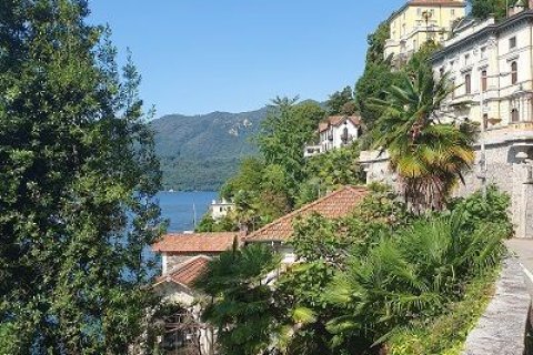 Foto von Mauer mit Blick auf See und Berg in Italien
