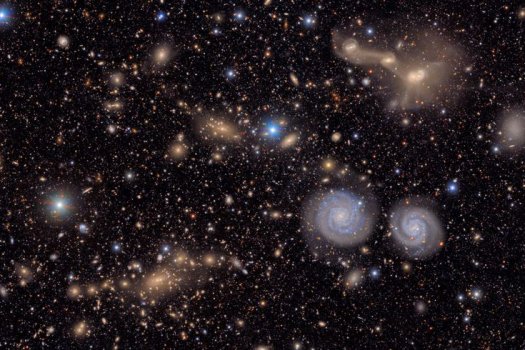 Dieses Bild zeigt einen kleinen Ausschnitt des Virgo-Galaxienhaufens, aufgenommen vom Vera C. Rubin Observatory der NSF&ndash;DOE, und bietet einen eindrucksvollen Einblick in die Vielfalt des Kosmos. Zu sehen sind zwei markante Spiralgalaxien, drei verschmelzende Galaxien, nahe und ferne Galaxiengruppen, Sterne unserer Milchstra&szlig;e und vieles mehr.
