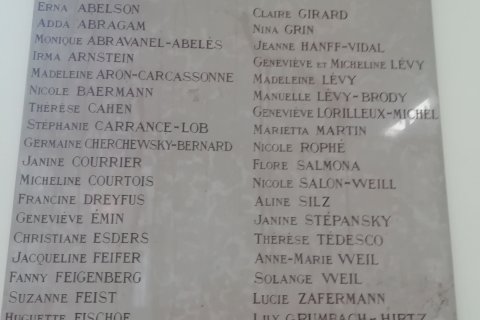 Das Foto zeigt eine Gedenktafel f&uuml;r die Opfer des Lycee Moliere 1939-1945.