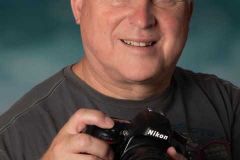Das Foto zeigt den Workshopleiter mit einer Fotokamera.  