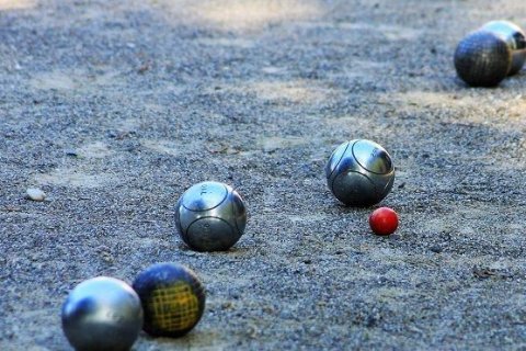 Boule-Kugeln auf einem Boule-Platz