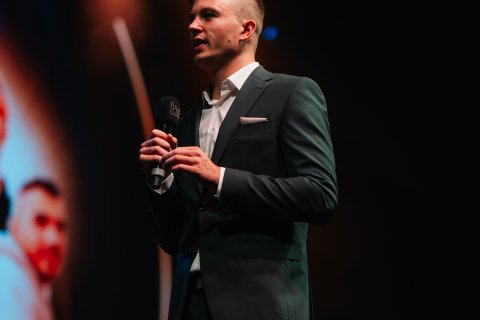 Das Foto zeigt den Dozenten.