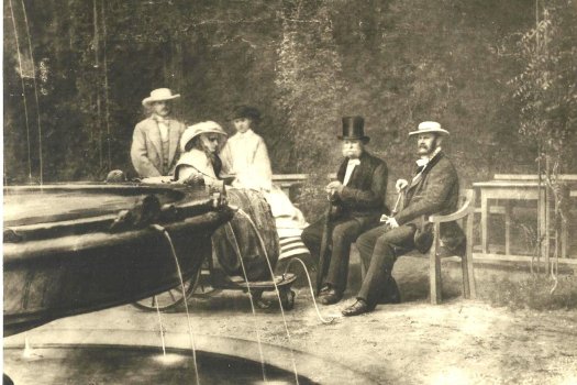 Mitglieder des europ&auml;ischen Hochadels im Garten des Badhotels 1857.