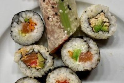Ein Teller mit Sushi