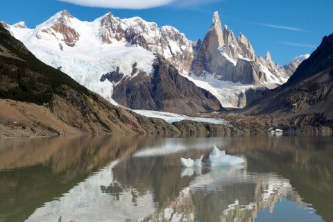 Landschaftsaufnahme Patagonien mit Bergsee und Gletschern. 