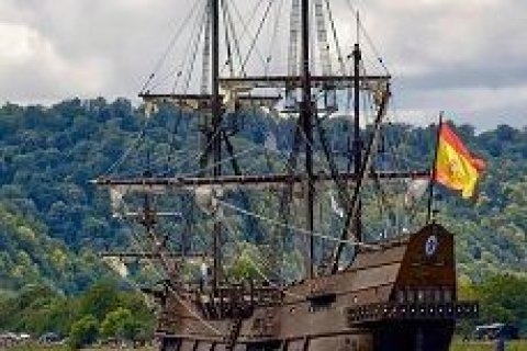Foto von Segelschiff unter spanischer Flagge