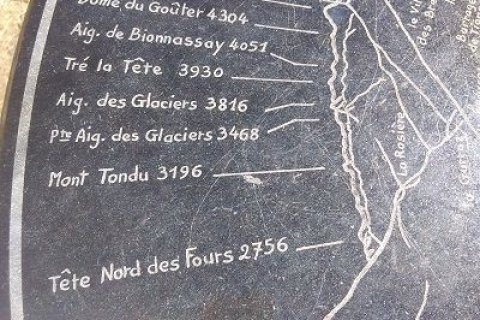 Foto von Steintafel mit Bergen in Frankreich