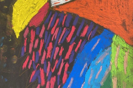 Ein mit Aqurellkreide gemalter Papagei/Ara in kr&auml;ftigen Rott&ouml;nen, Blau-und Gr&uuml;nt&ouml;nen auf schwarzem Papier. Man sieht den Kopf und einen gelben Schnabel und einen Teil der blau-gr&uuml;nen Fl&uuml;gel.