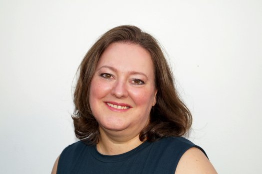 Auf dem Foto ist die Dozentin Daniela Straub abgebildet.