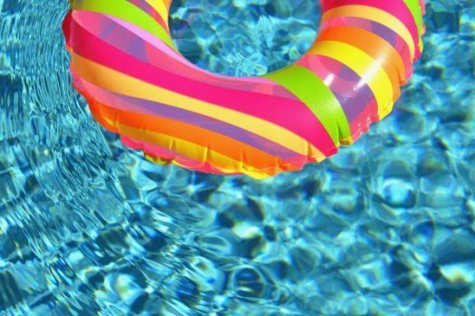 Das Bild zeigt einen bunten Schwimmreifen im Wasser