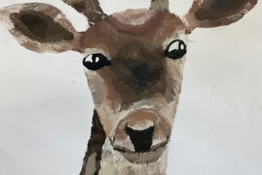 Zu sehen ist ein gemalter junger Hirsch mit kleinem Geweih in gedeckten Farben braun, dunkelbraun, hellbraun, wei&szlig;e Tupfer, schwarz auf wei&szlig;em Hintergrund