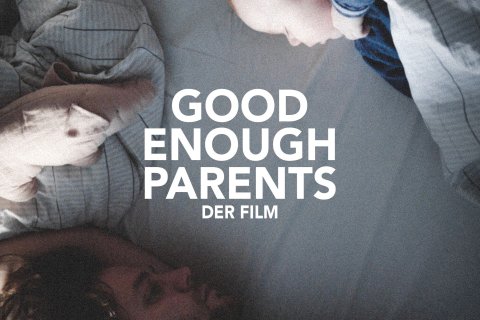 Das Bild ist ein Filmplakat. Es hat die Aufschrift "Good Enough Parents Der Film" und auf dem Bild sieht man das Profil eines schlafenden Babys im Elternbett und nebendran das Profil des Vaters mit etwas zerzausten Haaren und m&uuml;dem Blick. Im Bett au&szlig;erdem zu sehen ein Stoffschwein und Bettw&auml;sche.