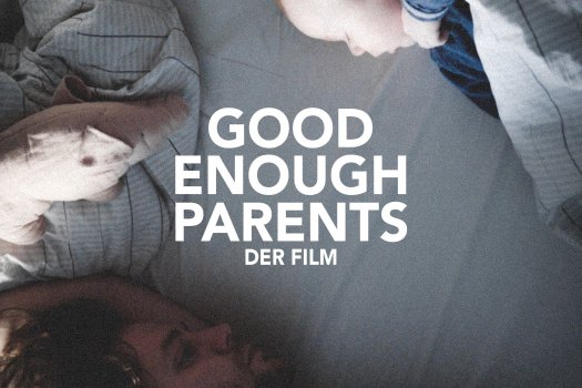 Das Bild ist ein Filmplakat. Es hat die Aufschrift "Good Enough Parents Der Film" und auf dem Bild sieht man das Profil eines schlafenden Babys im Elternbett und nebendran das Profil des Vaters mit etwas zerzausten Haaren und m&uuml;dem Blick. Im Bett au&szlig;erdem zu sehen ein Stoffschwein und Bettw&auml;sche.
