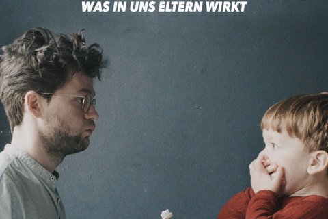Das Bild ist ein Filmplakat. Es zeigt das Profil eines Vaters mit Brille und dunklen Haaren der eine Zahnb&uuml;rste in der Hand h&auml;lt und in Richtung eines Kindes streckt. Das Kind, ca. drei Jahre alt, steht dem Vater gegen&uuml;ber und h&auml;lt sich den Mund zu.