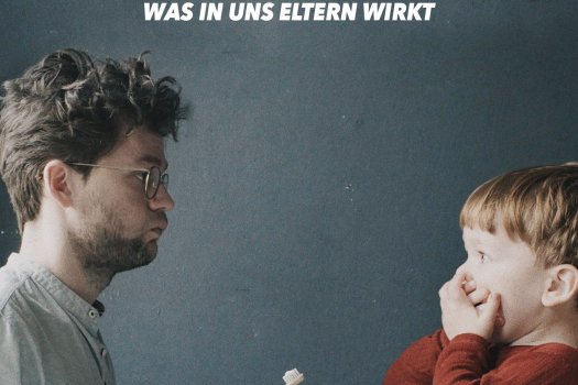 Das Bild ist ein Filmplakat. Es zeigt das Profil eines Vaters mit Brille und dunklen Haaren der eine Zahnb&uuml;rste in der Hand h&auml;lt und in Richtung eines Kindes streckt. Das Kind, ca. drei Jahre alt, steht dem Vater gegen&uuml;ber und h&auml;lt sich den Mund zu.