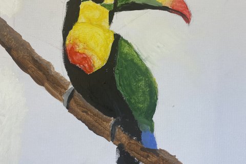 Zu sehen ist ein gemalter Kakadu, der auf einem Ast sitzt und zur Seite schaut, sch&ouml;n zu sehen dadurch sein gebogener Schnabel mit den Farben gelb, gr&uuml;n und rot koloriert. Sein Gefieder ist zum gr&ouml;&szlig;ten Teil schwarz am Hals ist er oben gelb unten rot und am R&uuml;cken gr&uuml;n mit einem kleinen blauen Fleck unten.
