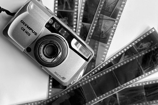 Zu sehen ist ein schwarz wei&szlig; Bild von einer analogen Kamera und den mehreren &uuml;bereinander gelegten Negativ-Abz&uuml;gen