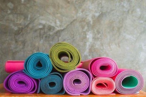 Mehrere bunte Gymnastikmatten &uuml;bereinander gestapelt 