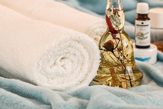Das Bild zeigt Materialien f&uuml;r eine Massage 