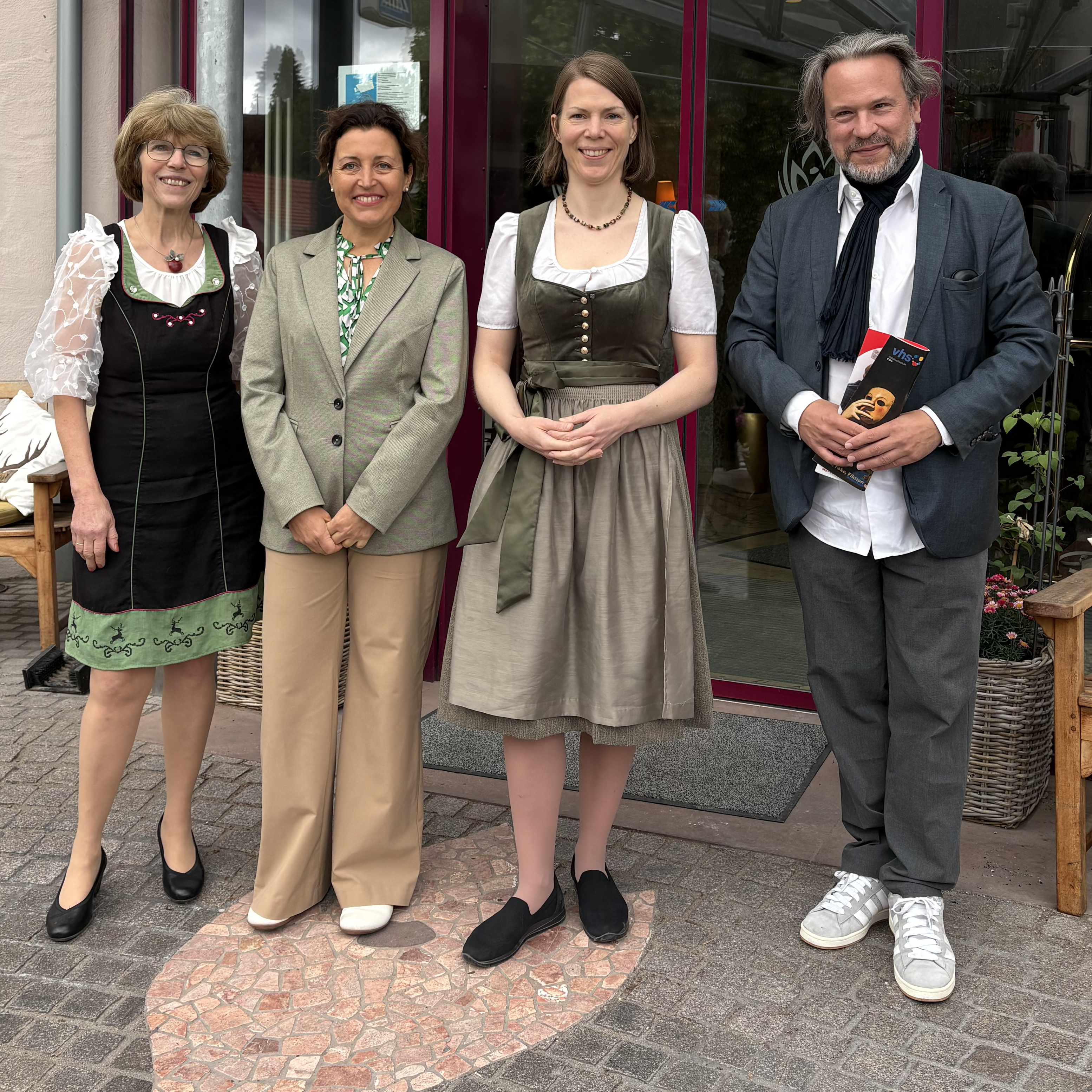 Gudrun Berlin (1. von links) und Elisabeth Röber-Berlin (3. von links) vom Hotel Kronelamm, Sonia Labeyrie (2. von links) und Clemens Schmidlin von der vhs Calw e.V., Foto: Vanessa Droll